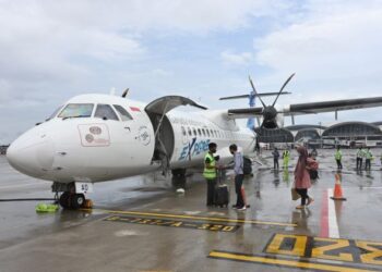 HARGA tiket pesawat ketika ini mencecah sehingga 70 peratus, menyebabkan masyarakat Indonesia keberatan untuk melancong. - AFP