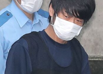 SUSPEK, Tetsuya Yamagami diiringi pasukan polis ketika keluar dari balai polis Nara. - AFP