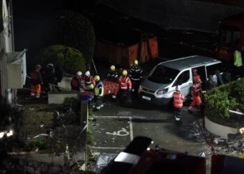 PASUKAN bomba melakukan operasi mencari dan menyelamat di lokasi kejadian runtuhan blok pangsapuri tiga tingkat selepas berlaku letupan di Saint-Helier, Pulau Jersey. - AFP