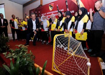 AMINUDDIN Harun memukul bola hoki ke gawang sebagai gimik pada Majlis Memperkenalkan Pemain Pasukan Hoki Wanita Negeri Sembilan yang akan mengambil bahagian dalam Kejohanan Liga Hoki TNB Malaysia 2023 di Seremban malam tadi.-UTUSAN/MOHD. SHAHJEHAN MAAMIN.