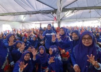 HABIBAH Mohd. Yusof (tengah) bersama jentera Wanita UMNO ketika meninjau Bilik Gerakan BN di pekan Tanjong Karang, Kuala Selangor, Selangor.-UTUSAN/ ISKANDAR SHAH MOHAMED