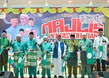 ABDUL Hadi Awang (empat dari kanan) bersama calon-calon PN Terengganu di Rusila, Marang, Terengganu.-UTISAN/PUQTRA HAIRRY ROSLI