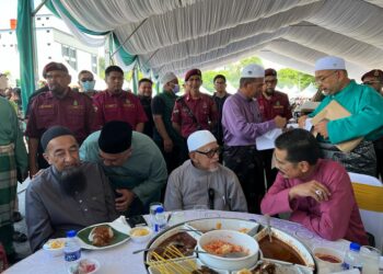 ABDUL Hadi Awang (dua, dari kanan) hadir Majlis Rumah Terbuka Aidilfitri Pas Terengganu di Kuala Terengganu hari ini.