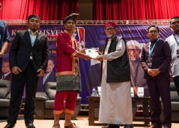 ABDUL HADI AWANG  menerima kira-kira 1500 borang keahlian PAS dari Pengerusi Kelab Mahasiswa Penyokong PAS, Dzafir Firdaus Ahmad Zubairy sempena Konvesyen Mahasiswa Malaysia 2022 Puchong hari ini.-UTUSAN /MUHAMAD IQBAL