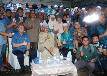 ABDUL HADI Awang (tengah) bersama penyokong Perikatan Nasional (PN) dalam program Santai Temu Rakyat di Esplanade Temerloh di Temerloh, Pahang. - UTUSAN/SALEHUDIN MAT RASAD