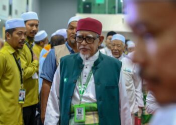 ABDUL Hadi Awang memeriksa perbarisan kehormat Jabatan Amal sebelum merasmikan Muktamar Tahunan Pas Pusat Ke-68 di Kompleks Pas Kedah. - UTUSAN/SHAHIR NOORDIN