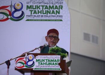 ABDUL Hadi Awang menyampaikan ucapan dasar ketika merasmikan Muktamar Tahunan Pas ke-68 di Kompleks Pas Kedah di Alor Setar, hari ini. -UTUSAN/SHAHIR NOORDIN