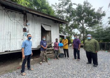 SYED AISAM SYED IDRIS Al- Habshe (kanan) 
melawat keluarga Abdul Rahman Manaf sambil menyampaikan sumbangan makanan di rumah keluarga tersebut di Kampung Sungai Padang, Simpang Empat, Arau, Perlis.- UTUSAN/NAZLINA NADZARI
