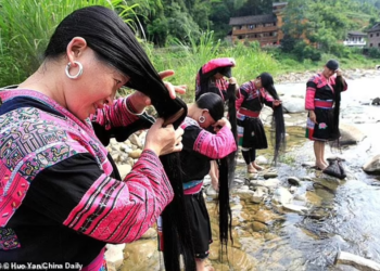 PENDUDUK kampung di wilayah Guangxi yang terkenal dengan berambut panjang tular di media sosial.-TIKTOK