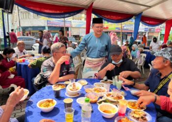 MOHD. Hairi Mad Shah melayani orang ramai yang berkunjung ke Majlis Hari Raya Aidilfitri anjurannya di pekarangan UMNO Johor Bahru, di sini.