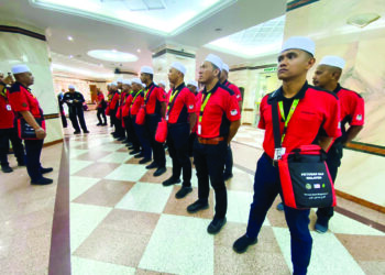 WAN Samsol Husin (kiri) memberi taklimat kepada pasukan lipan bara sebelum menjalankan tugas di sekitar Masjidilharam, Mekah.