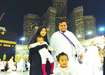 Nursyahirah Ramlee, 24, bersama suami Mohammed Hakeem Angullia, 27, dan dua anak mereka, Ameera Mumtaza, 4, dan Afeeya Mumtazah, 2, ketika mengerjakan umrah pada 2019.