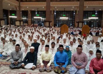 SYED SALEH Syed Abdul Rahman (depan tiga dari kiri) bergambar dengan bakal jemaah selepas merasmikan Kursus Perdana Haji Musim 1444H Peringkat Wilayah Persekutuan di Masjid Putra, Putrajaya. - UTUSAN/AMREE AHMAD