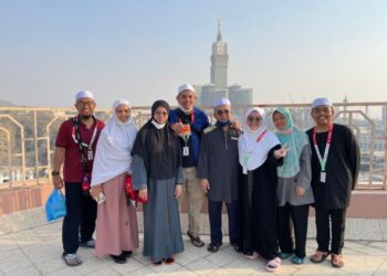 JEMAAH haji Malaysia sempat bergambar dengan menara jam Mekah, Abraj Al-Bait sewaktu berada di kota Mekah - IHSAN NADIAH NOORDIN