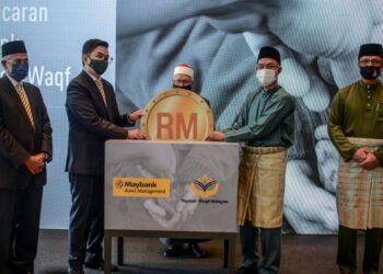 ZULKIFLI Mohamad Al-Bakri (tengah) menyempurnakan gimik pelancaran pada Majlis Pelancaran Dana Maybank Mixed Assests-I Waqaf di Kompleks Islam Putrajaya. - UTUSAN/FAISOL MUSTAFA