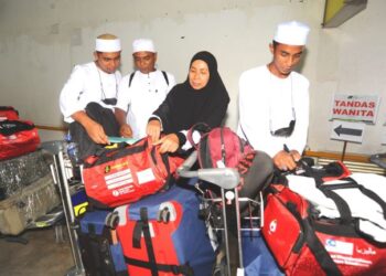 Empat beranak dari kiri Qayyum Akmal Jeffri, Jeffri Mansor (bapa), Roslina Abd. Rahman (ibu) dan Aideel Jeffri merupakan antara  jemaah haji yang menaiki penerbangan pertama Johor dari Lapangan Terbang Antarabangsa Senai.