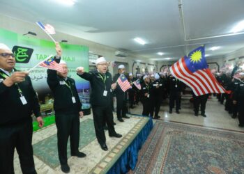 SYED Saleh Syed Abdul Rahman (tiga dari kiri) mengetuai sesi perhimpunan Petugas TH di Mekah, semalam.