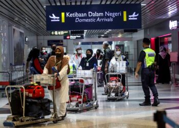 Kumpulan pertama jemaah haji selamat tiba di Lapangan Terbang Antarabangsa Kuala Lumpur (KLIA) pada Isnin 18 Julai. - UTUSAN/FAISOL MUSTAFA