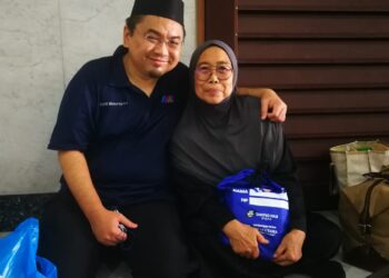 FATIMAH Hussain (kanan) akan menunaikan haji bersama Mohd.Khairul Ridzuan tidak lama lagi. – UTUSAN/ABDUL RAZAK IDRIS