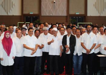 Hajiji Noor (tengah) bersama barisan pimpinan Gagasan Rakyat Sabah pada mesyuarat agung parti itu kelmarin.