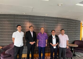 HAJIJI Noor mengadakan pertemuan bersama Anthony Loke Siew Fook di sebuah hotel di ibu negara, hari ini.