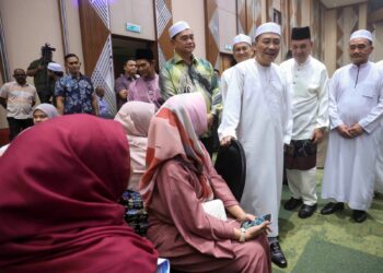 HAJIJI Noor beramah mesra bersama mahasiswa pada Majlis Berbuka Puasa di Putrajaya. - UTUSAN/FAISOL MUSTAFA