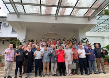 Hajiji Noor  bersama wakil rakyat Sabah dalam satu perjumpaan di Kediaman Rasmi Ketua Menteri di Kota Kinabalu, hari ini.