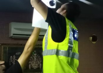 SEBAHAGIAN daripada peralatan elektronik berkaitan hiburan yang disita oleh PPDNHEP Pulau Pinang dalam Operasi Hak Cipta di sekitar Bukit Mertajam, Pulau Pinang, semalam.