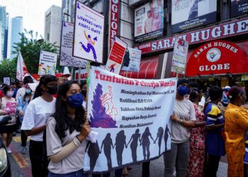 Peserta yang mewakili masyarakat dan NGO mengambil bahagian dalam perarakan aman sempena Sambutan Hari Pekerja di Kuala Lumpur, semalam. - UTUSAN/AMIR KHALID