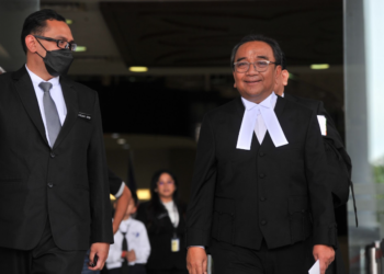 BEKAS Hakim Besar Malaya, Tan Sri Azahar Mohamed (kanan) selepas diterima masuk sebagai peguam bela dan peguam cara di Mahkamah Tinggi Kuala Lumpur di sini hari ini.