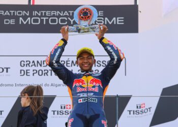 HAKIM DANISH bersama trofi yang dimenanginya pada Red Bull Rookies Cup 2023 di Litar Antarabangsa Algarve, Portimao, Portugal - Ihsan ZK Racing