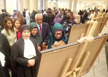 TENGKU MAIMUN Tuan Mat bergambar dengan sebahagian ahli keluarga Salleh Abas pada program Prosiding Rujukan Bekas Ketua Hakim Negara di Istana Kehakiman, Putrajaya. - UTUSAN/AMREE AHMAD