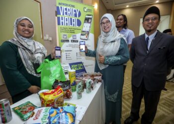 HAKIMAH Mohd. Yusoff menunjukkan aplikasi Verify Halal pada Program Celik halal Malaysia Peringkat Kebangsaan Tahun 2023 di Putrajaya. - UTUSAN/FAISOL MUSTAFA