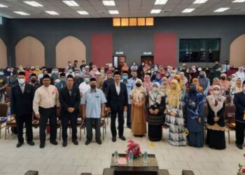 Mohd. Zawawi Ahmad Mughni (enam dari kiri)  bersama peserta Seminar Kesedaran Halal Peringkat Daerah Hulu Langat Pejabat Agama Islam Daerah Hulu Langat, Bangi hari ini. -UTUSAN/ABDUL RAZAK IDRIS