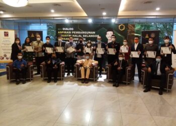 MOHD. Zawawi Ahmad Mughni (duduk, tengah) bersama peserta sesi dialog di Bangunan SSSAS di Shah Alam, Selangor, malam tadi. - UTUSAN /  MOHAMAD NAUFAL MOHAMAD IDRIS