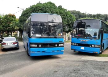 DUA buah bas yang dipercayai membawa 37 pekerja warga asing ke Taman Muzzafar Height Fasa 1, Ayer Keroh, Melaka. - UTUSAN/AMRAN MULUP