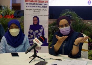 HALIMAH Mohamed Sadique (kanan) dalam sidang akhbar selepas Majlis Penyampaian Geran KRT Komuniti Sejahtera, Keluarga Malaysia Peringkat Negeri Kedah dan Perlis di Alor Setar hari ini. - UTUSAN/MOHD. RAFIE AZIMI