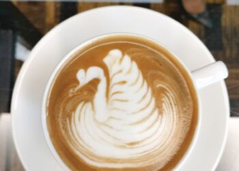 GOLONGAN muda lebih gemar menikmati kopi berasaskan susu berbanding kopi O.