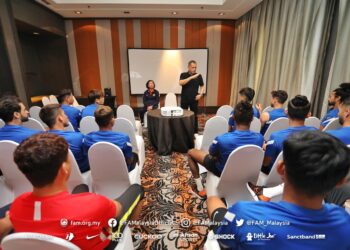 DATUK Hamidin Mohd Amin memberi kata-kata semangat kepada pemain Harimau Malaya.-FAM