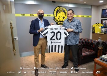 Hamidin (kanan) menerima jersi Juventus daripada Palomba ketika kunjungan delegasi gergasi Itali itu ke FAM semalam.
