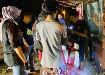 SEORANG ibu mengandung (baju kelabu) bersama suaminya (kanan) antara 36 individu yang ditahan dalam Operasi Perdana AADK di Kampung Padang Besar, Kurung Anai, Arau, Perlis malam tadi.