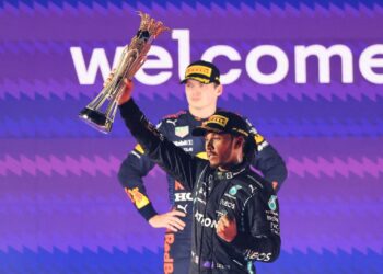 LEWIS Hamilton ketika meraikan kejayaan menjuarai Grand Prix Arab Saudi  di Jeddah, minggu lalu, menewaskan Max Verstappen. – AFP