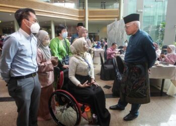 HAMZAH Zainudin beramah mesra bersama kakitangan Kementerian Dalam Negeri pada Majlis Sambutan Hari Raya Aidilfitri kementerian itu di Pusat Konvensyen Antarabangsa Putrajaya (PICC) di sini, hari ini. - UTUSAN/FAISOL MUSTAFA