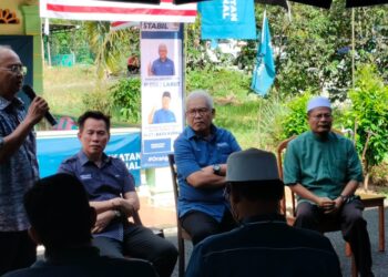 HAMZAH Zainuddin (dua dari kanan) ketika melawat PDM Bukit Bertam Batu Kurau di Larut hari ini. - UTUSAN/WAT KAMAL ABAS