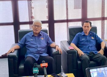 HAMZAH Zainudin (kiri) bersama Timbalan Menteri Dalam Negeri II, Datuk Jonathan Yasin (kanan) dalam sidang akhbar di Kota Kinabalu, Sabah, hari ini.