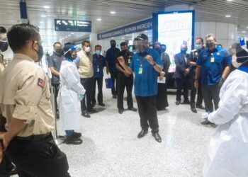 HAMZAH Zainuddin (tengah) beramah mesra dengan anggota keselamatan yang bertugas ketika hadir pada sesi walkabout di Lapangan Terbang Antarabangsa Kuala Lumpur (KLIA), Sepang, Selangor. - UTUSAN/FAISOL MUSTAFA