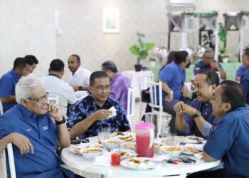 HAMZAH Zainudin (dari kiri) berbual dengan Setiausaha Agung Pas, Datuk Seri Takiyuddin Hassan; Menteri Besar Terengganu, Datuk Seri Dr. Ahmad Samsuri Mokhtar dan Naib Presiden Bersatu, Datuk Seri Mohd. Rafiq Naizamohideen ketika berkunjung ke sebuah restoran asam pedas terkemuka di Ayer Keroh, Melaka.