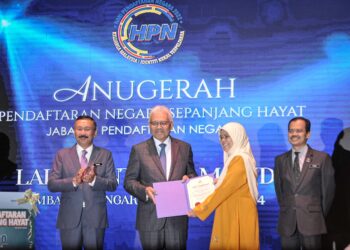 HAMZAH Zainudin ketika menyempurnakan Majlis Sambutan Hari Pendaftaran Negara 2022 di Putrajaya. - UTUSAN/FAIZ ALIF AHMAD ZUBIR