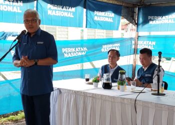 HAMZAH Zainudin (kiri) ketika berucap semasa menghadiri majlis perjumpaan bersama para pengundi di PDM Taman Senangan, Butterworth, Pulau Pinang.