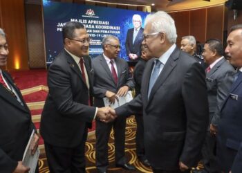 HAMZAH Zainudin bersalaman dengan ketua-ketua di bawah agensi KDN selepas menyampaikan sijil apresiasi JKPS di Kementerian Dalam Negeri, Putrajaya. - FOTO/FAISOL MUSTAFA